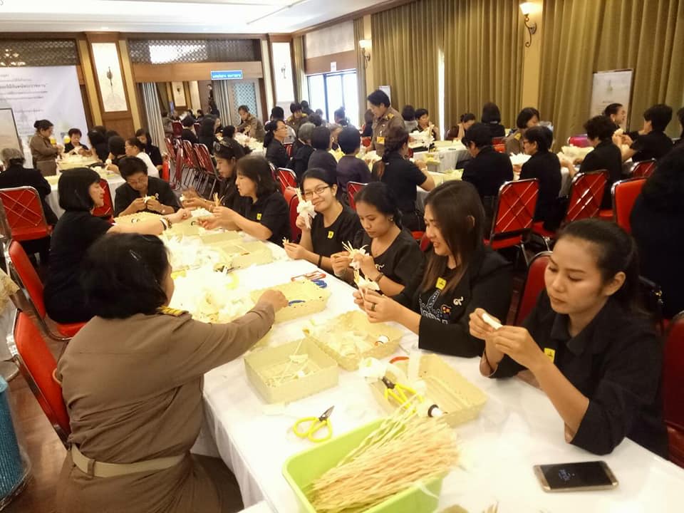 พร้อมใจร่วมกิจกรรมจิตอาสาประดิษฐ์ดอกไม้จันทน์พระราชทาน