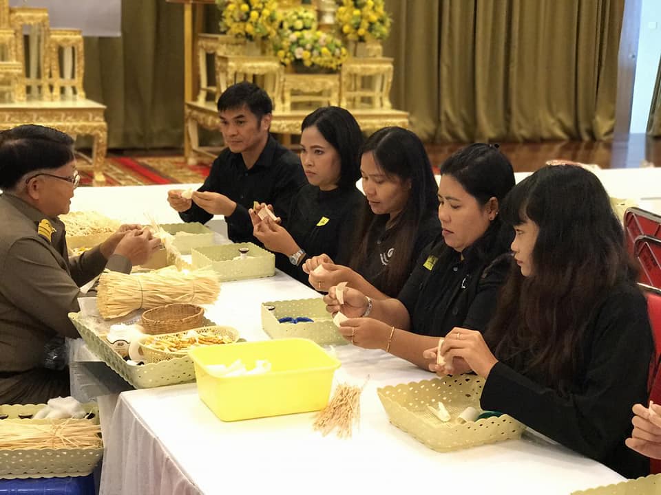 พร้อมใจร่วมกิจกรรมจิตอาสาประดิษฐ์ดอกไม้จันทน์พระราชทาน