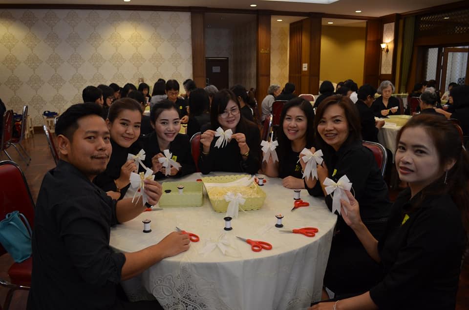 พร้อมใจร่วมกิจกรรมจิตอาสาประดิษฐ์ดอกไม้จันทน์พระราชทาน