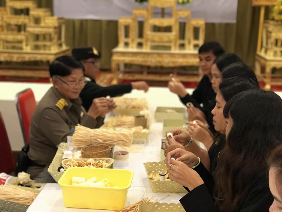 พร้อมใจร่วมกิจกรรมจิตอาสาประดิษฐ์ดอกไม้จันทน์พระราชทาน