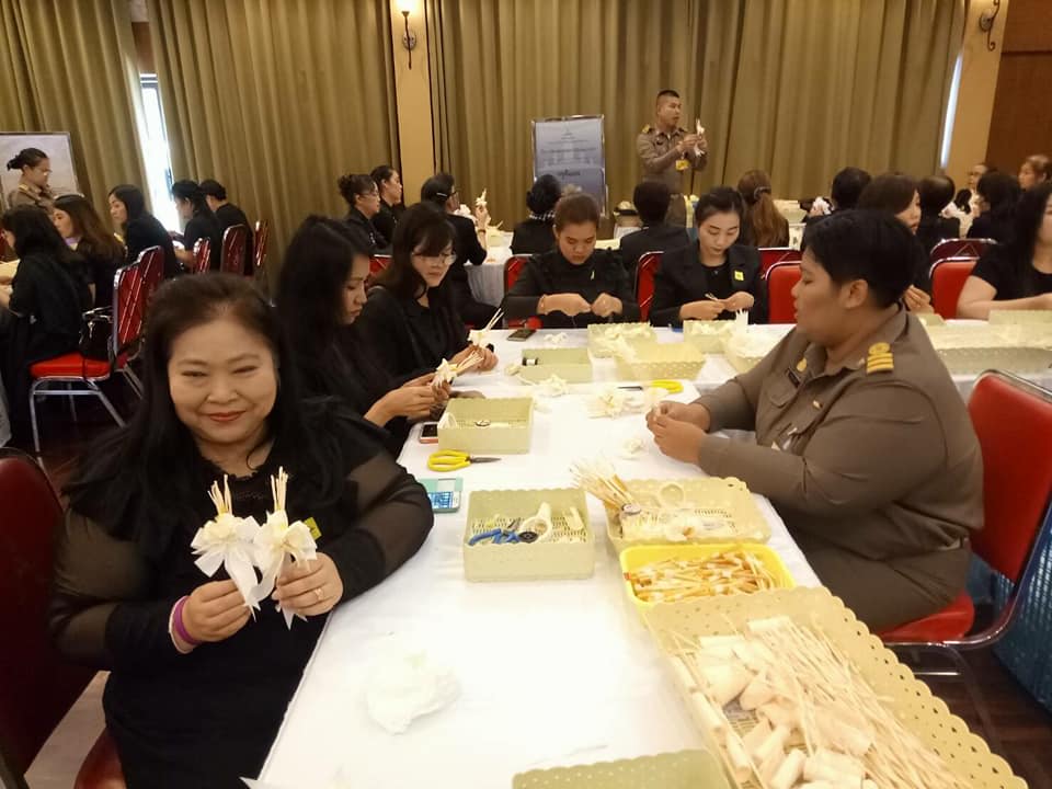 พร้อมใจร่วมกิจกรรมจิตอาสาประดิษฐ์ดอกไม้จันทน์พระราชทาน