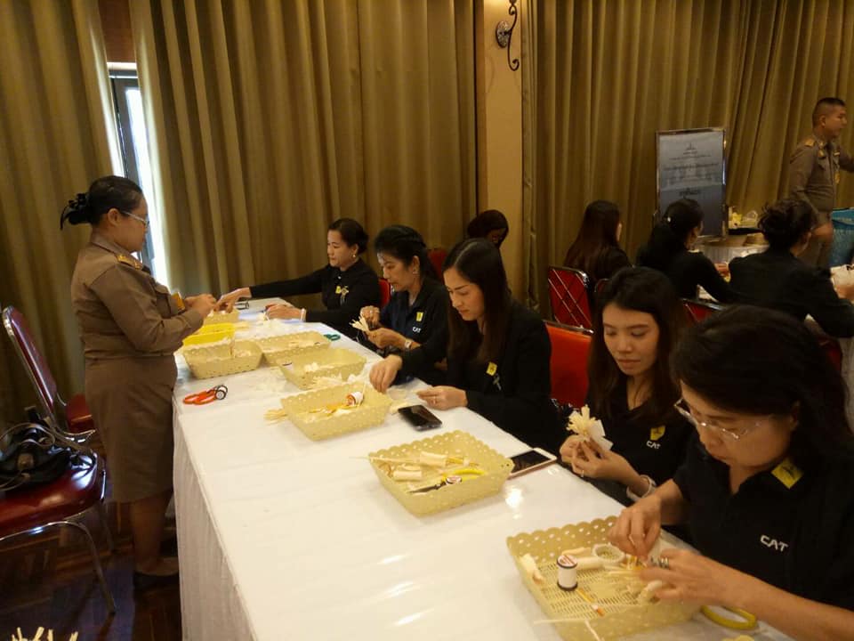 พร้อมใจร่วมกิจกรรมจิตอาสาประดิษฐ์ดอกไม้จันทน์พระราชทาน