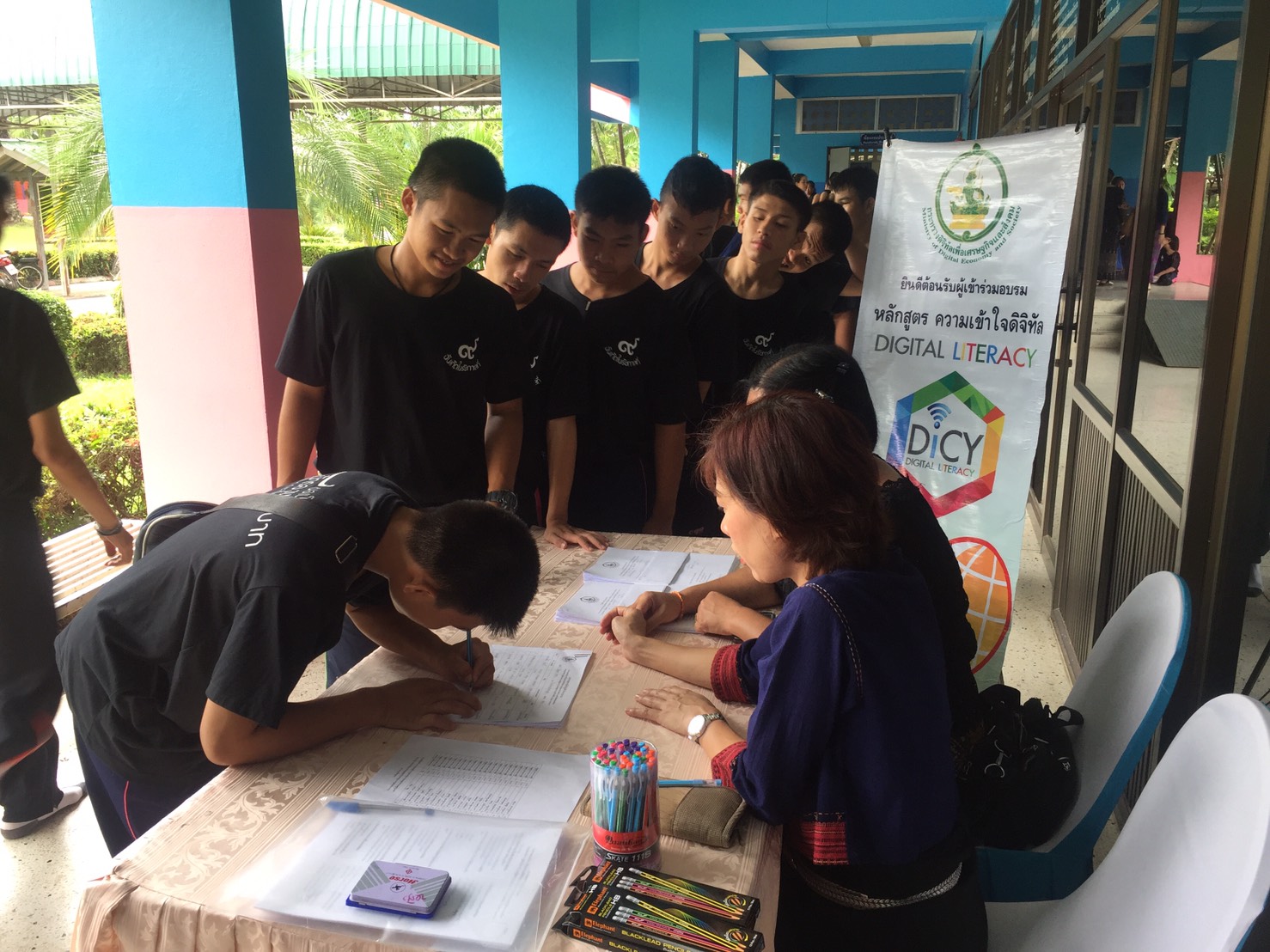 สำนักงานคณะกรรมการดิจิทัลเพื่อเศรษฐกิจและสังคมแห่งชาติ (สดช.) จัดกิจกรรมพัฒนาศักยภาพคนพิการผู้ด้อยโอกาสและผู้สูงอายุด้วยเทคโนโลยีดิจิทัล (Digital literacy) ณ โรงเรียนน่านปัญญานุกูล จังหวัดน่าน โดยมีนายสมพงษ์ อุ่นใจ ผู้อำนวยการโรงเรียนน่านปัญญานุกูลเป็นประธานเปิดกิจกรรมดังกล่าวเมื่อวันที่ 9 มิถุนายน 2560 