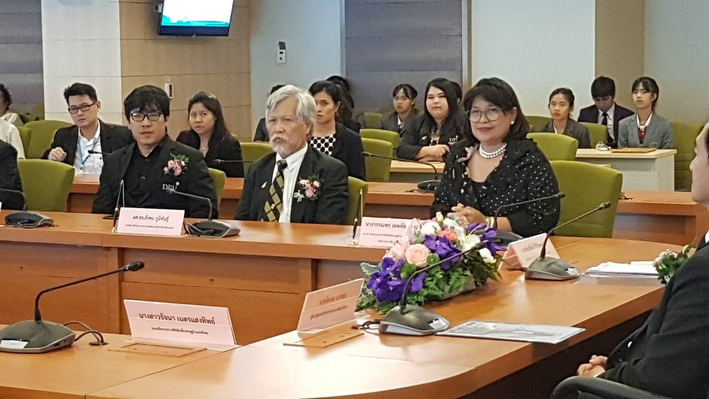 นางวรรณพร เทพหัสดิน ณ อยุธยา เลขาธิการคณะกรรมการดิจิทัลเพื่อเศรษฐกิจและสังคมแห่งชาติ ปฏิบัติราชการแทน ปลัดกระทรวงดิจิทัลเพื่อเศรษฐกิจและสังคม กับ มหาวิทยาลัยนครพนม มหาลัยราชภัฏอุบลราชธานี มหาวิทยาลัยธุรกิจบัณฑิตย์ วิทยาลัยอาชีวศึกษาขอนแก่น และวิทยาลัยเทคโนโลยีรัตนโกสินทร์ ลงนาม MOU ในครั้งนี้มีวัตถุประสงค์เพื่อร่วมกันพัฒนาหลักสูตรการพัฒนาเว็บที่ทุกคนเข้าถึงได้ 