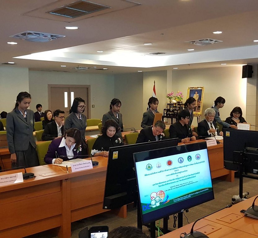 นางวรรณพร เทพหัสดิน ณ อยุธยา เลขาธิการคณะกรรมการดิจิทัลเพื่อเศรษฐกิจและสังคมแห่งชาติ ปฏิบัติราชการแทน ปลัดกระทรวงดิจิทัลเพื่อเศรษฐกิจและสังคม กับ มหาวิทยาลัยนครพนม มหาลัยราชภัฏอุบลราชธานี มหาวิทยาลัยธุรกิจบัณฑิตย์ วิทยาลัยอาชีวศึกษาขอนแก่น และวิทยาลัยเทคโนโลยีรัตนโกสินทร์ ลงนาม MOU ในครั้งนี้มีวัตถุประสงค์เพื่อร่วมกันพัฒนาหลักสูตรการพัฒนาเว็บที่ทุกคนเข้าถึงได้ 