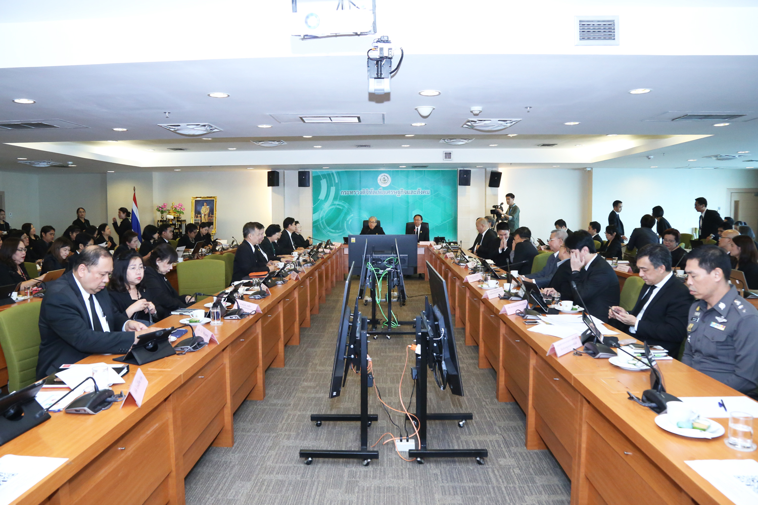 ดร.สมคิด จาตุศรีพิทักษ์ รองนายกรัฐมนตรี  ตรวจเยี่ยมและประชุมติดตามการดำเนินงานของกระทรวงดิจิทัลเพื่อเศรษฐกิจและสังคม