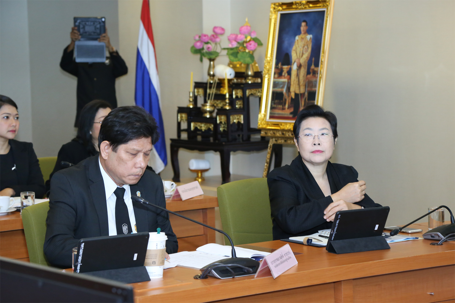 ดร.สมคิด จาตุศรีพิทักษ์ รองนายกรัฐมนตรี  ตรวจเยี่ยมและประชุมติดตามการดำเนินงานของกระทรวงดิจิทัลเพื่อเศรษฐกิจและสังคม