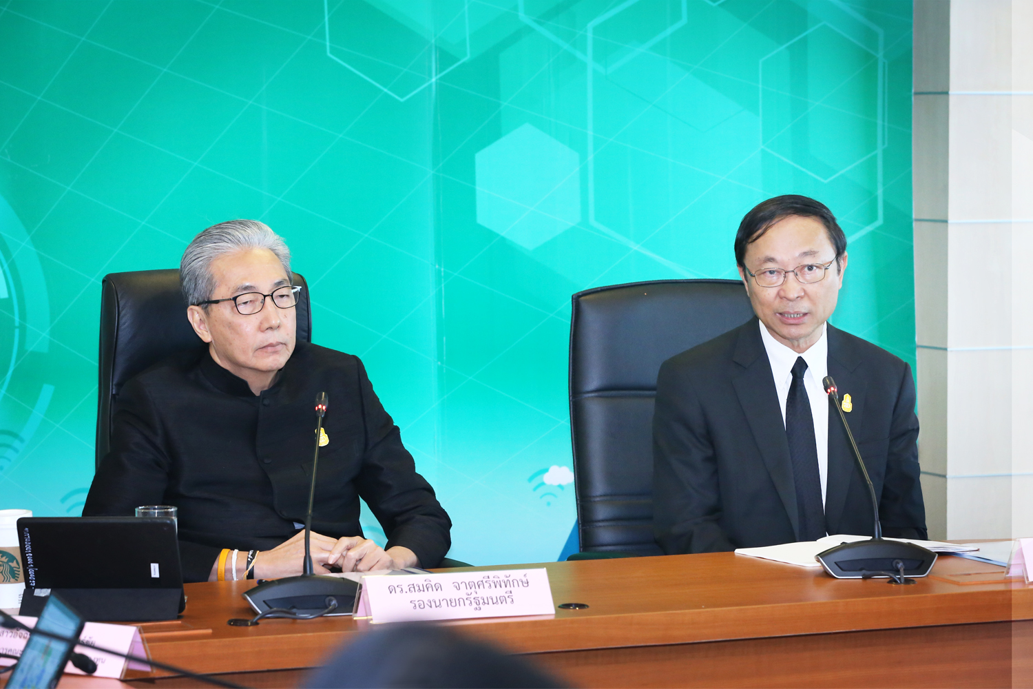 ดร.สมคิด จาตุศรีพิทักษ์ รองนายกรัฐมนตรี  ตรวจเยี่ยมและประชุมติดตามการดำเนินงานของกระทรวงดิจิทัลเพื่อเศรษฐกิจและสังคม