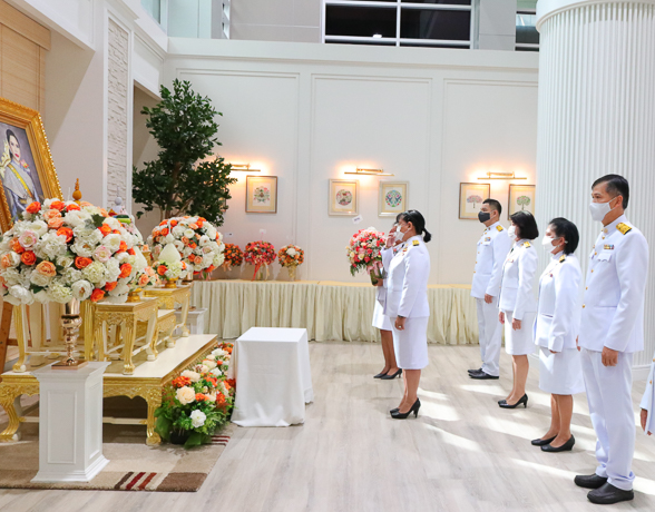 ลดช. พร้อมคณะผู้บริหารและเจ้าหน้าที่ สดช. ร่วมทูลเกล้าถวายแจกันดอกไม้และลงนามถวายพระพร สมเด็จเจ้าฟ้าฯ กรมพระศรีสวางควัฒน วรขัตติยราชนารี