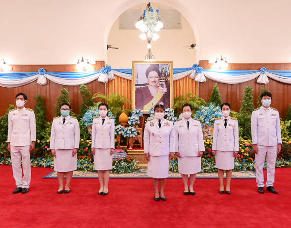 รมว.กระทรวงดิจิทัลฯ นำผู้บริหาร ข้าราชการร่วมพิธีลงนามถวายพระพรเนื่องในโอกาสวันเฉลิมพระชนมพรรษา สมเด็จพระนางเจ้าสิริกิติ์ พระบรมราชินีนาถ พระบรมราชชนนีพันปีหลวง ๑๒ สิงหาคม ๒๕๖๓