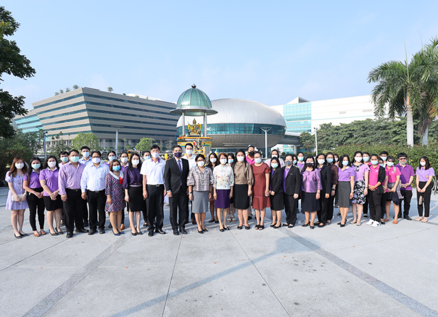 ''ลดช. นำคณะผู้บริหารพร้อมด้วยบุคลากรในหน่วยงาน เข้าร่วมพิธีสักการะองค์ท้าวมหาพรหม ณ บริเวณศาลพระพรหม ศูนย์ราชการฯ แจ้งวัฒนะ''