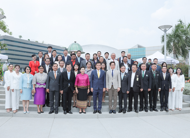 รมว.ดีอีเอส สักการะองค์ท้าวมหาพรหม พร้อมมอบนโยบายฯ เนื่องในวันเข้าปฏิบัติหน้าที่รัฐมนตรีว่าการดีอีเอสวันแรก