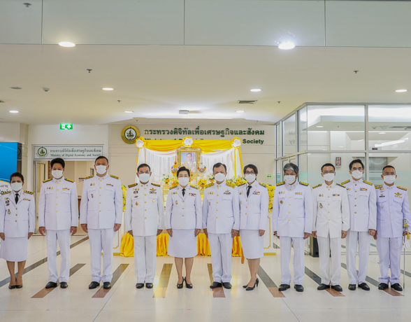 กระทรวงดิจิทัลเพื่อเศรษฐกิจและสังคม จัดพิธีวางพวงมาลาแสดงความอาลัยและน้อมรำลึกถึงพระมหากรุณาธิคุณถวายแด่พระบาทสมเด็จพระปรมินทรมหาภูมิพลอดุลยเดชฯ