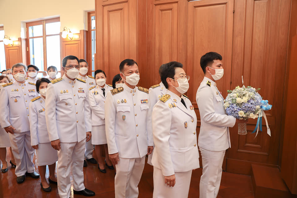 ร่วมน้อมถวายแจกันดอกไม้ และลงนามถวายพระพรชัยมงคล เนื่องในโอกาสมหามงคลเฉลิมพระชนมพรรษา 90 พรรษา สมเด็จพระนางเจ้าสิริกิติ์ พระบรมราชินีนาถ พระบรมราชชนนีพันปีหลวง ณ พระบรมมหาราชวัง