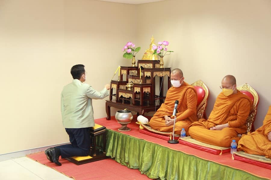 พิธีเจริญพระพุทธมนต์ และร่วมถวายจตุปัจจัยเครื่องไทยธรรม และถวายภัตตาหารแด่พระภิกษุสงฆ์ จำนวน 9 รูป เนื่องในวันคล้ายวันสถาปนากระทรวงดิจิทัลเพื่อเศรษฐกิจและสังคม ครบรอบ 6 ปี 