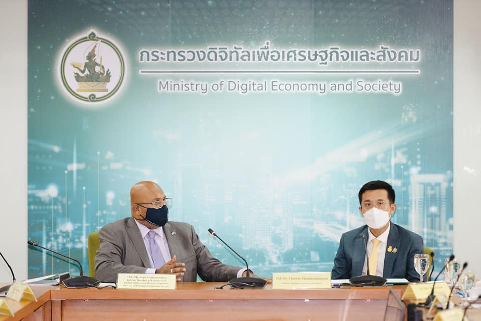 ให้การต้อนรับ นายอรุณ เวนคาทารามาน ผู้ช่วยรัฐมนตรีว่าการกระทรวงพาณิชย์สหรัฐอเมริกา ด้านตลาดโลก พร้อมด้วยนางเกว็น คาร์ดโน อุปทูตรักษาการแทนเอกอัครราชทูตสหรัฐอเมริกาประจำประเทศไทย และคณะ ระหว่างการเยี่ย