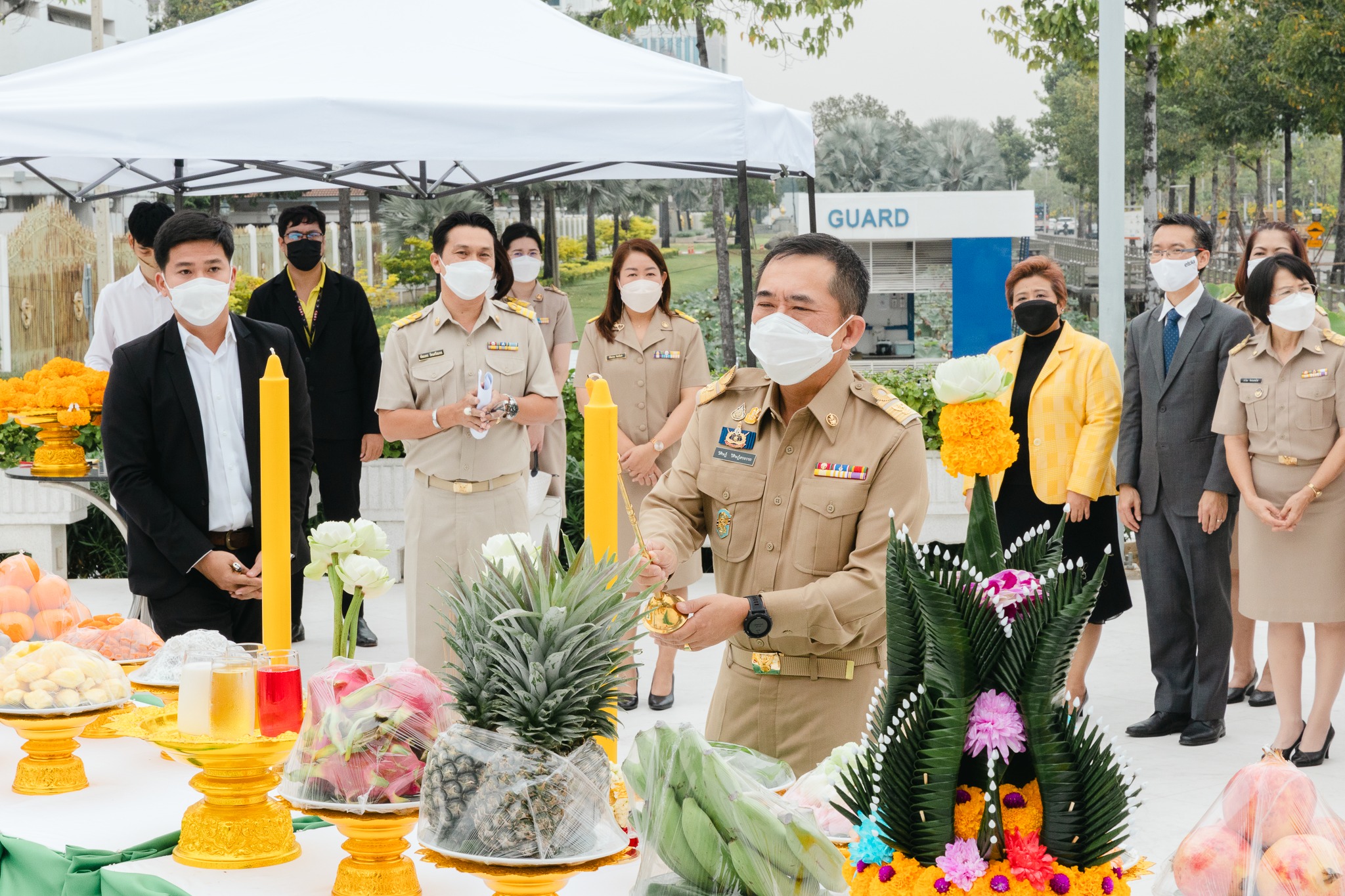 เลขาธิการ สดช. และ รองเลขาธิการ สดช. เข้าร่วมพิธีถวายสักการะพระพรหม เนื่องในโอกาสที่ศาสตราจารย์พิเศษวิศิษฏ์ วิศิษฏ์สรอรรถ เข้ารับตำแหน่งปลัดกระทรวงดิจิทัลเพื่อเศรษฐกิจและสังคม