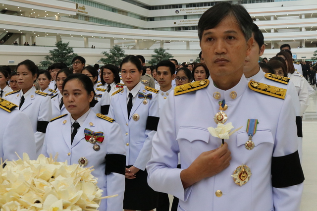 พิธีถวายดอกไม้จันทร์ งานพระราชพิธีถวายพระเพลิงพระบรมศพพระบาทสมเด็จพระปรมินทรมหาภูมิพลอดุลยเดช บรมบนาถบพิตร ณ ศูนย์ราชการฯแจ้งวัฒนะ