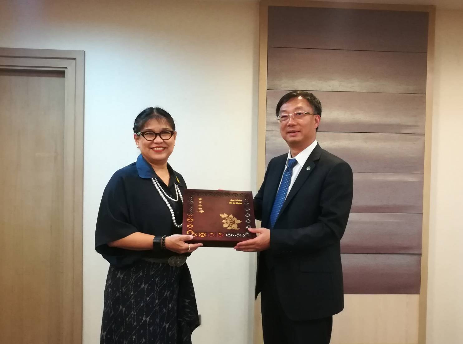 เลขาธิการองค์การความร่วมมือด้านอวกาศแห่งเอเชียแปซิฟิก (APSCO) และคณะเข้าพบนางวรรณพร เทพหัสดิน ณ อยุธยา เลขาธิการคณะกรรมการดิจิทัลเพื่อเศรษฐกิจและสังคมแห่งชาติ เพื่อกระชับความสัมพันธ์และหารือความร่วมมือด้านอวกาศ