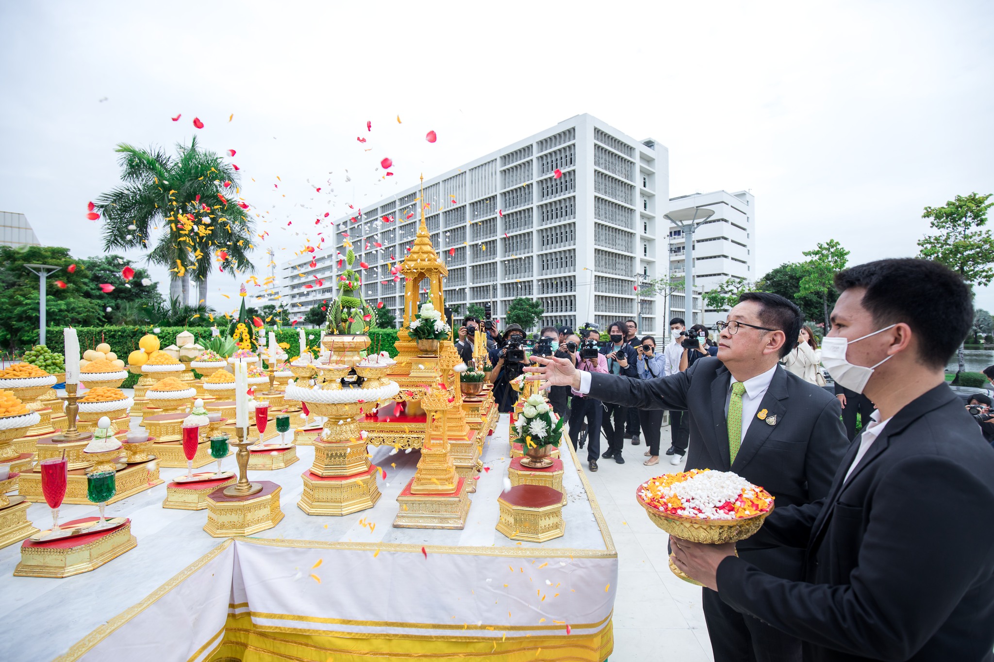 รัฐมนตรีว่าการกระทรวงดิจิทัลเพื่อเศรษฐกิจและสังคม ถวายสักการะองค์ท้าวมหาพรหม เนื่องในโอกาสเข้ารับตำแหน่งใหม่