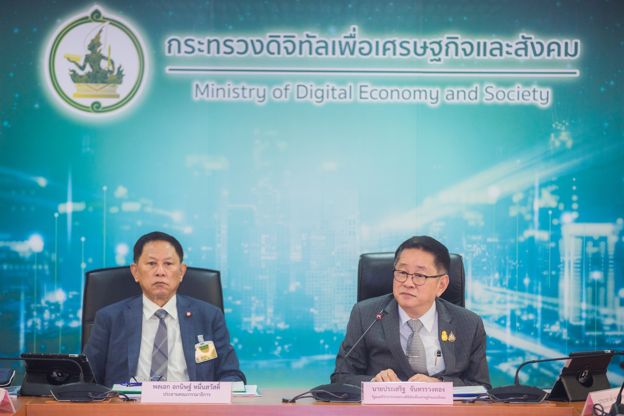 รมว.ดีอี นำทีมผู้บริหารกระทรวงฯ ให้การต้อนรับคณะกรรมาธิการบริหารราชการแผ่นดิน วุฒิสภา 