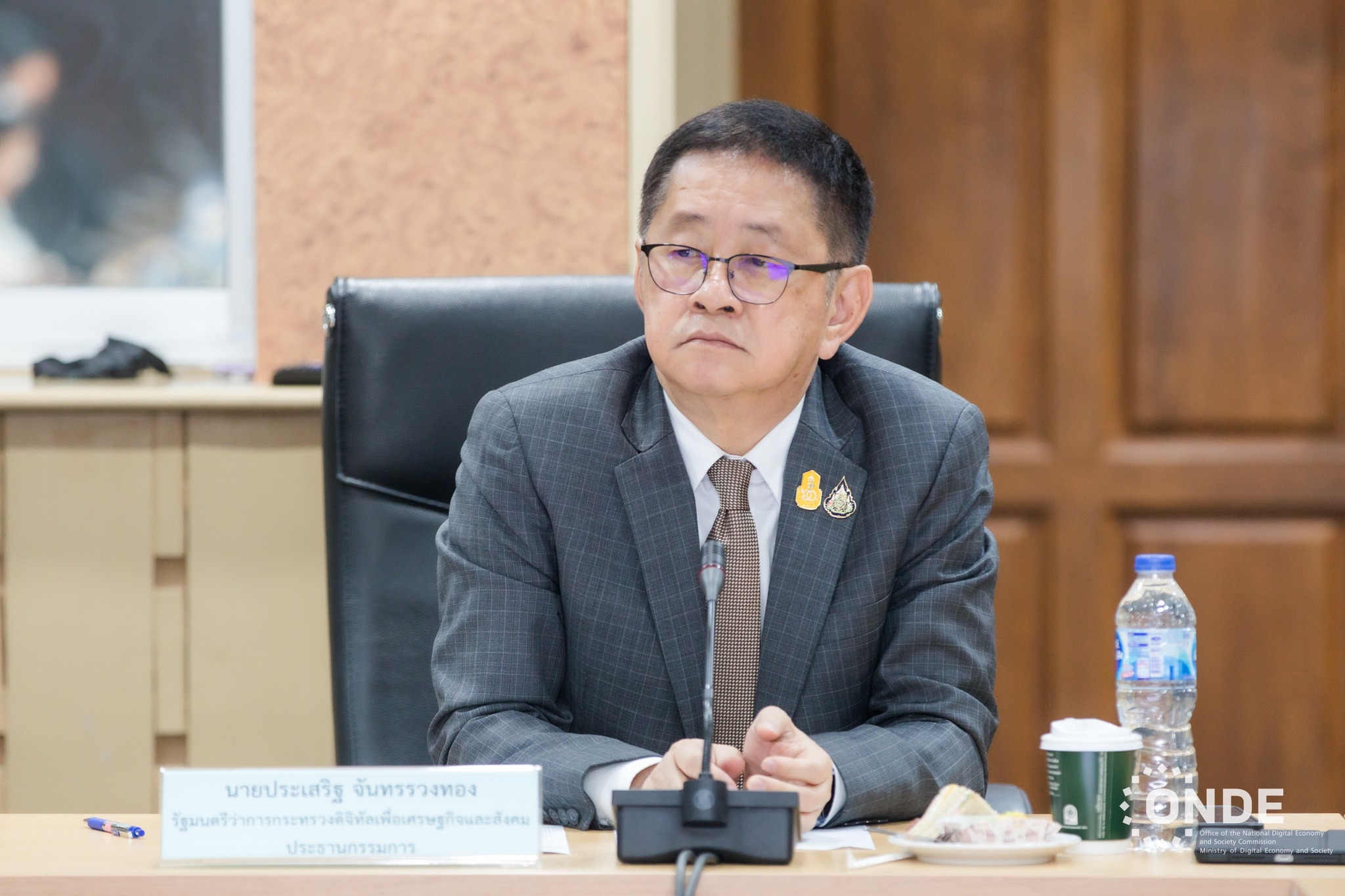 คณะกรรมการส่งเสริมและพัฒนาดิจิทัลฯ ไฟเขียวจัดตั้งคณะอนุกรรมการเพื่อดำเนินการพัฒนาและส่งเสริมเศรษฐกิจปัญญาประดิษฐ์ และเร่งทบทวนกฏหมายทางด้านปัญญาประดิษฐ์ รองรับการขับเคลื่อนและพัฒนาเทคโนโลยี AI 