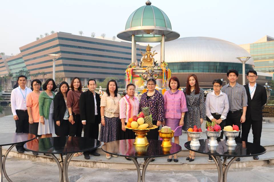 สักการะศาลพระพรหม ในโอกาสก่อตั้งสำนักงานอย่างเป็นทางการ