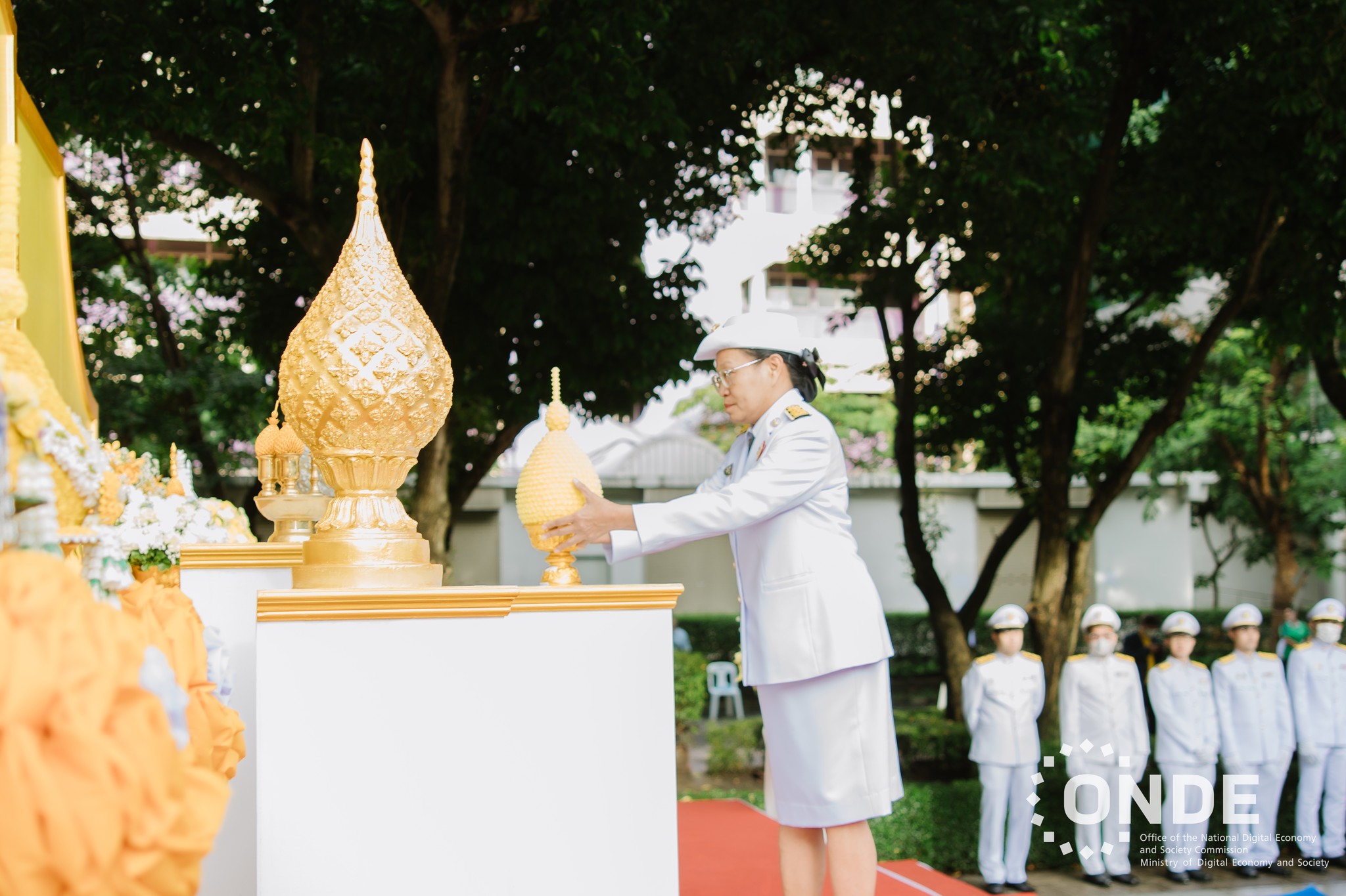 สดช. ร่วมวางพุ่มดอกไม้ถวายราชสักการะพระบาทสมเด็จพระบรมชนกาธิเบศร มหาภูมิพลอดุลยเดชมหาราช บรมนาถบพิตร “พระบิดาแห่งเทคโนโลยีของไทย” ประจำปี พ.ศ. 2567