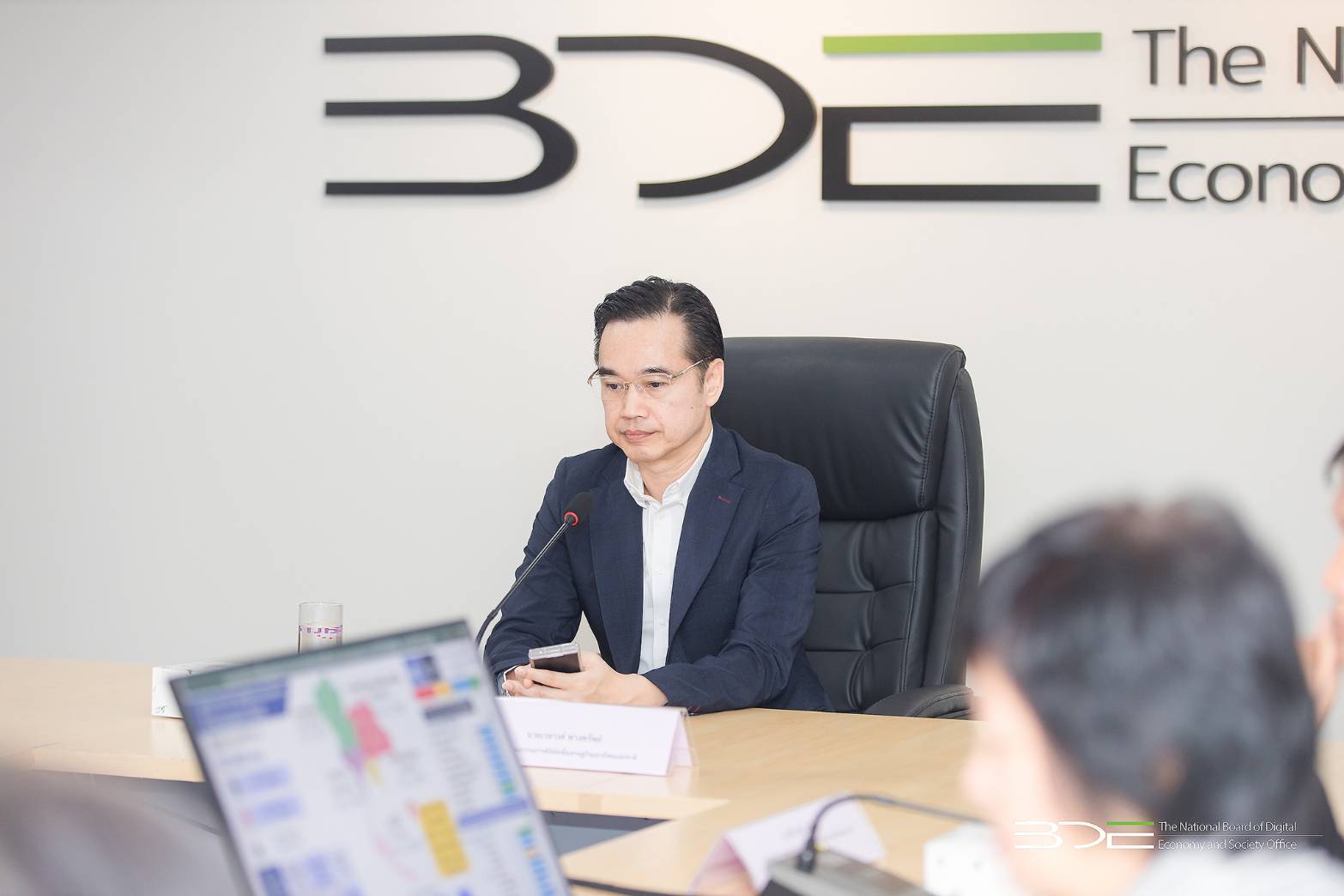 เวทางค์นั่งหัวโต๊ะ ประชุมผู้บริหาร BDE มอบนโยบายและติดตามผลการดำเนินงานโครงการที่สำคัญ