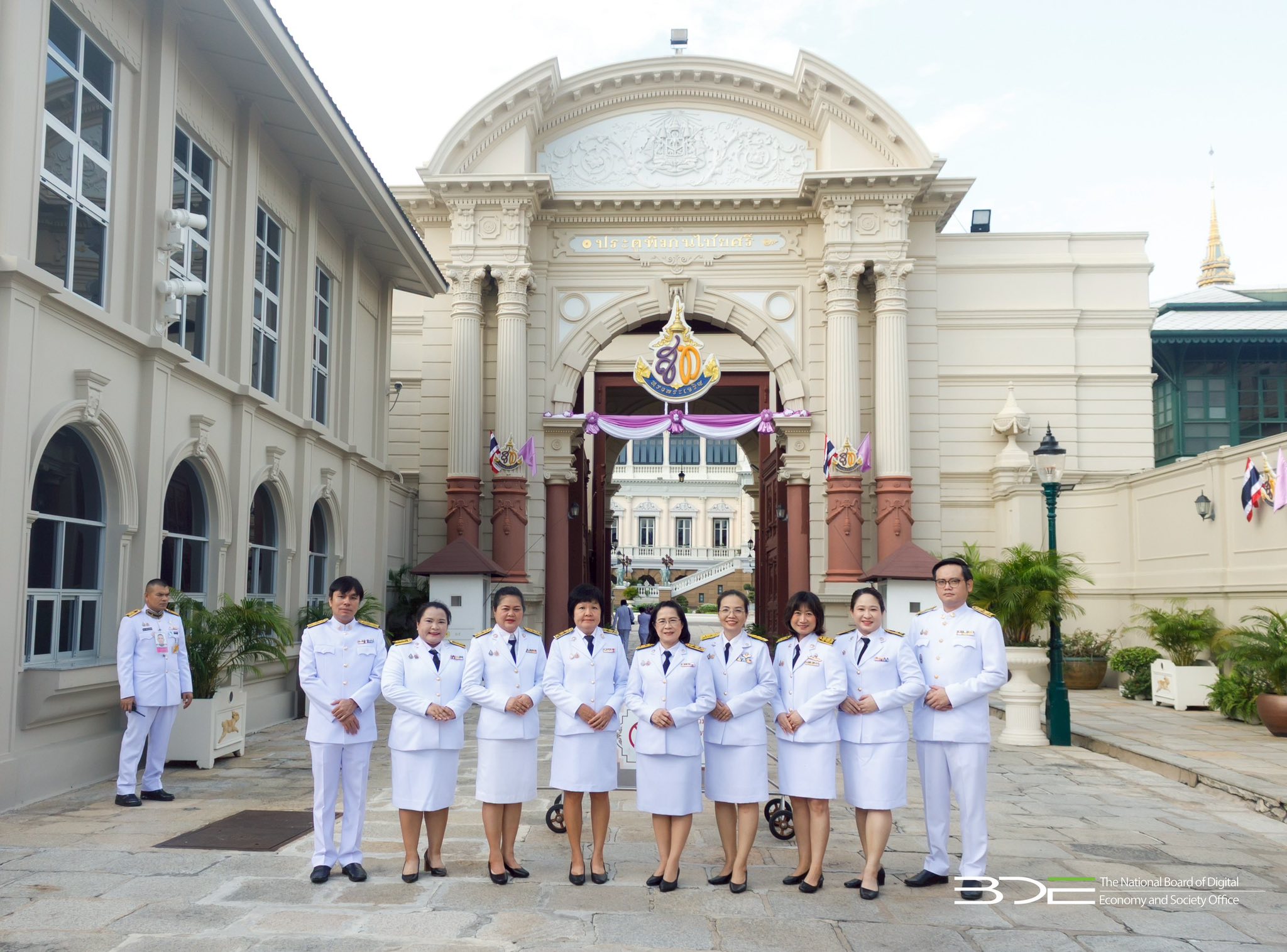 BDE ร่วมน้อมถวายแจกันดอกไม้ และลงนามถวายพระพร เนื่องในโอกาสวันเฉลิมพระชนมพรรษา สมเด็จพระนางเจ้าสุทิดา พัชรสุธาพิมลลักษณ พระบรมราชินี 3 มิถุนายน 2568