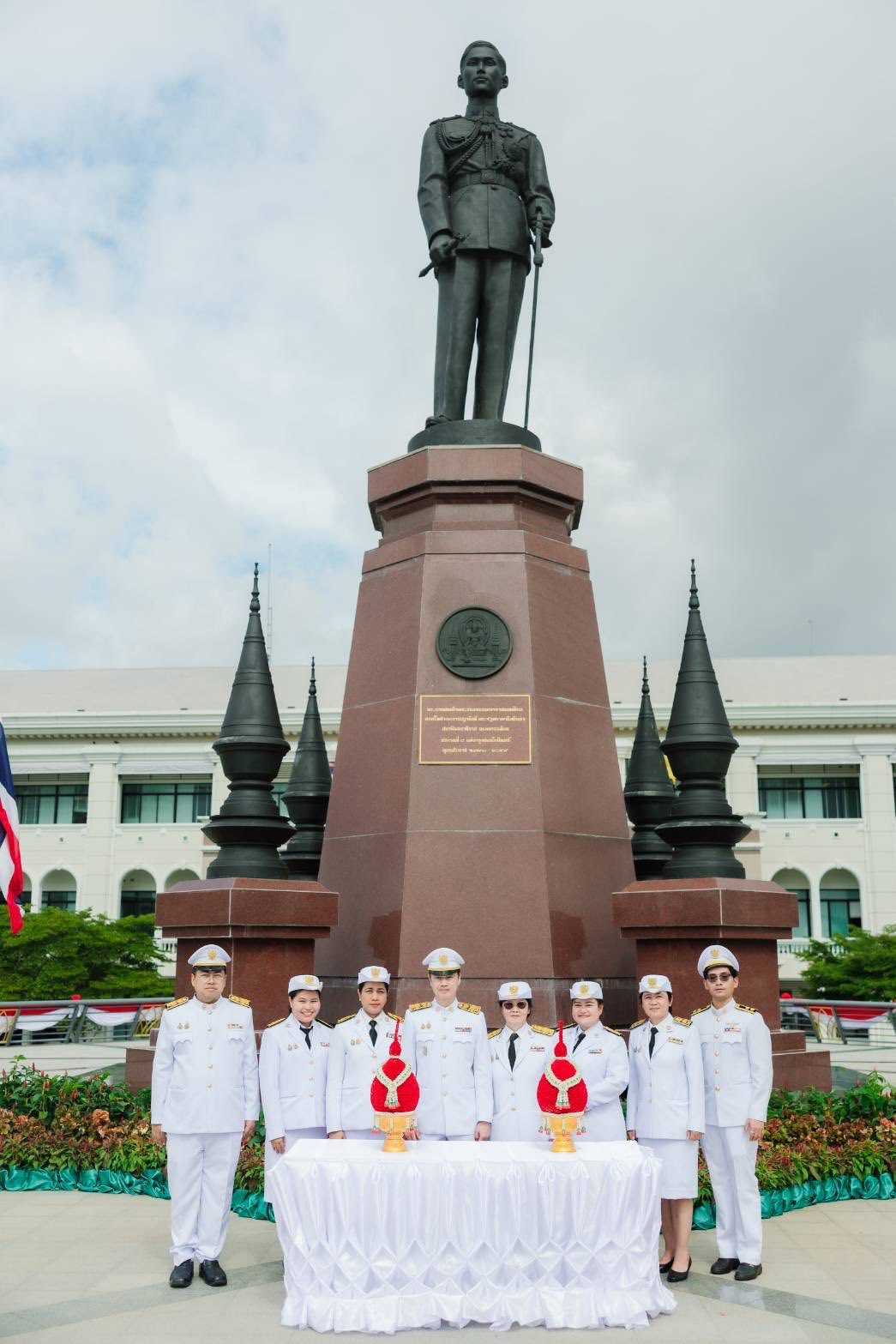BDE ร่วมพิธีวางพานพุ่มดอกไม้ถวายราชสักการะพระบรมราชานุสาวรีย์