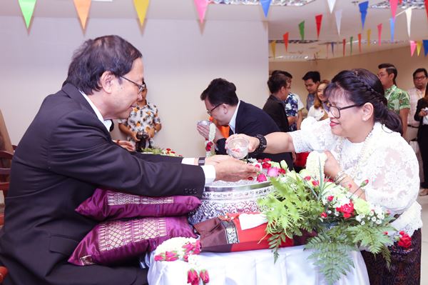 สดช.นำผู้บริหาร ข้าราชการ และเจ้าหน้าที่ร่วมรดน้ำขอพรผู้บริหาร ดีอี เนื่องในโอกาสเทศกาลสงกรานต์ 