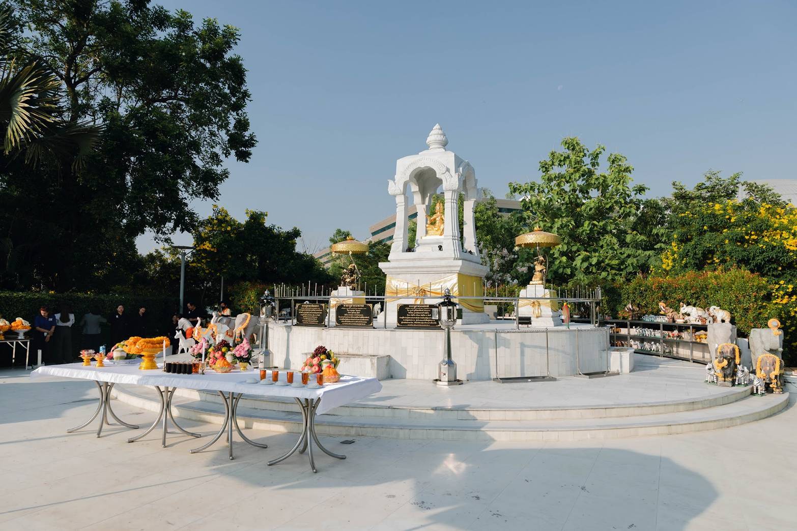 รมว.ดีอี และ รมช.ดีอี สักการะศาลพระพรหม ในโอกาสเข้ารับตำแหน่ง