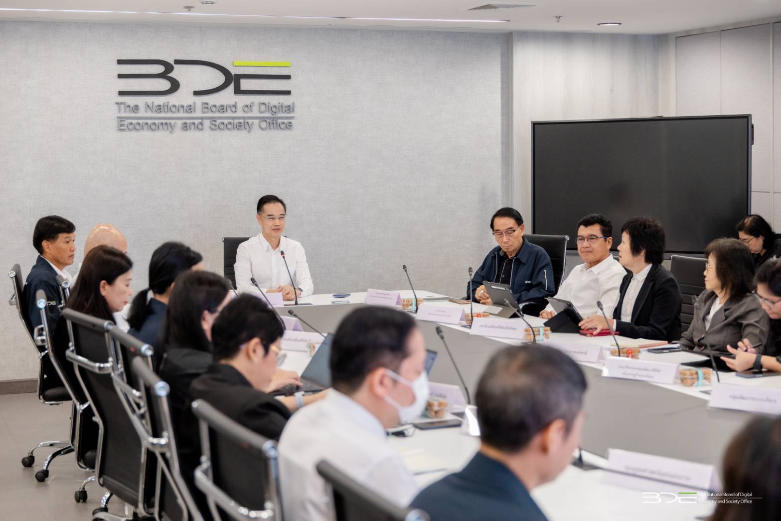 BDE ประชุมหารือผู้บริหาร พร้อมมอบนโยบายและติดตามผลการดำเนินงานโครงการที่สำคัญ