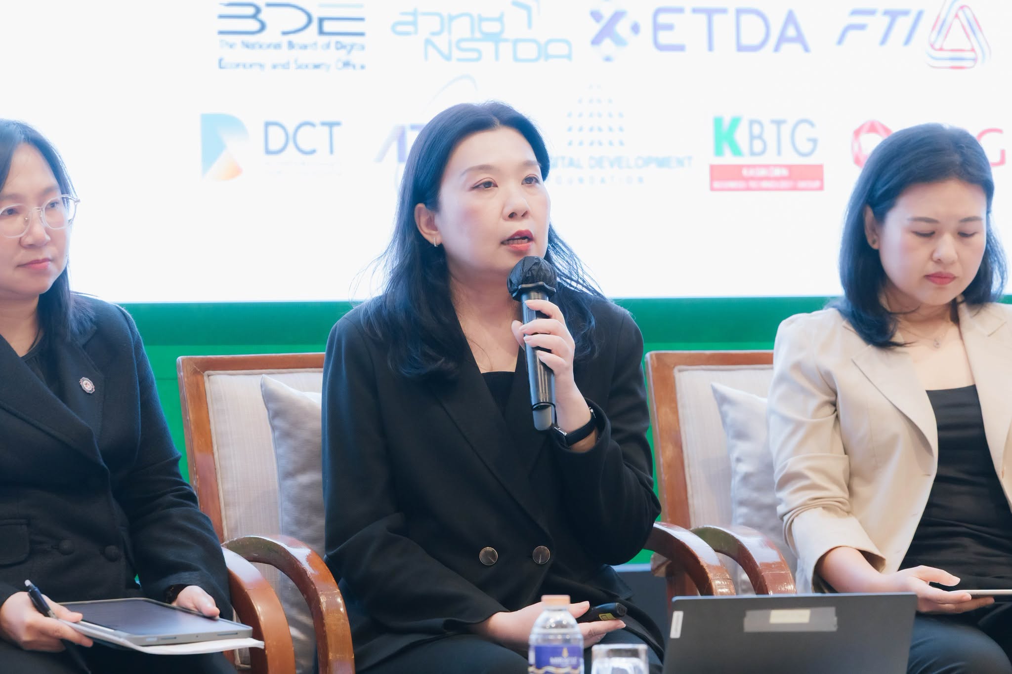 BDE ร่วมเป็นวิทยากรบรรยาย หัวข้อ "โอกาสและความท้าทายในการพัฒนาทักษะด้านดิจิทัลสำหรับข้าราชการและบุคลากรภาครัฐ เพื่อขับเคลื่อนการเป็นรัฐบาลดิจิทัล”