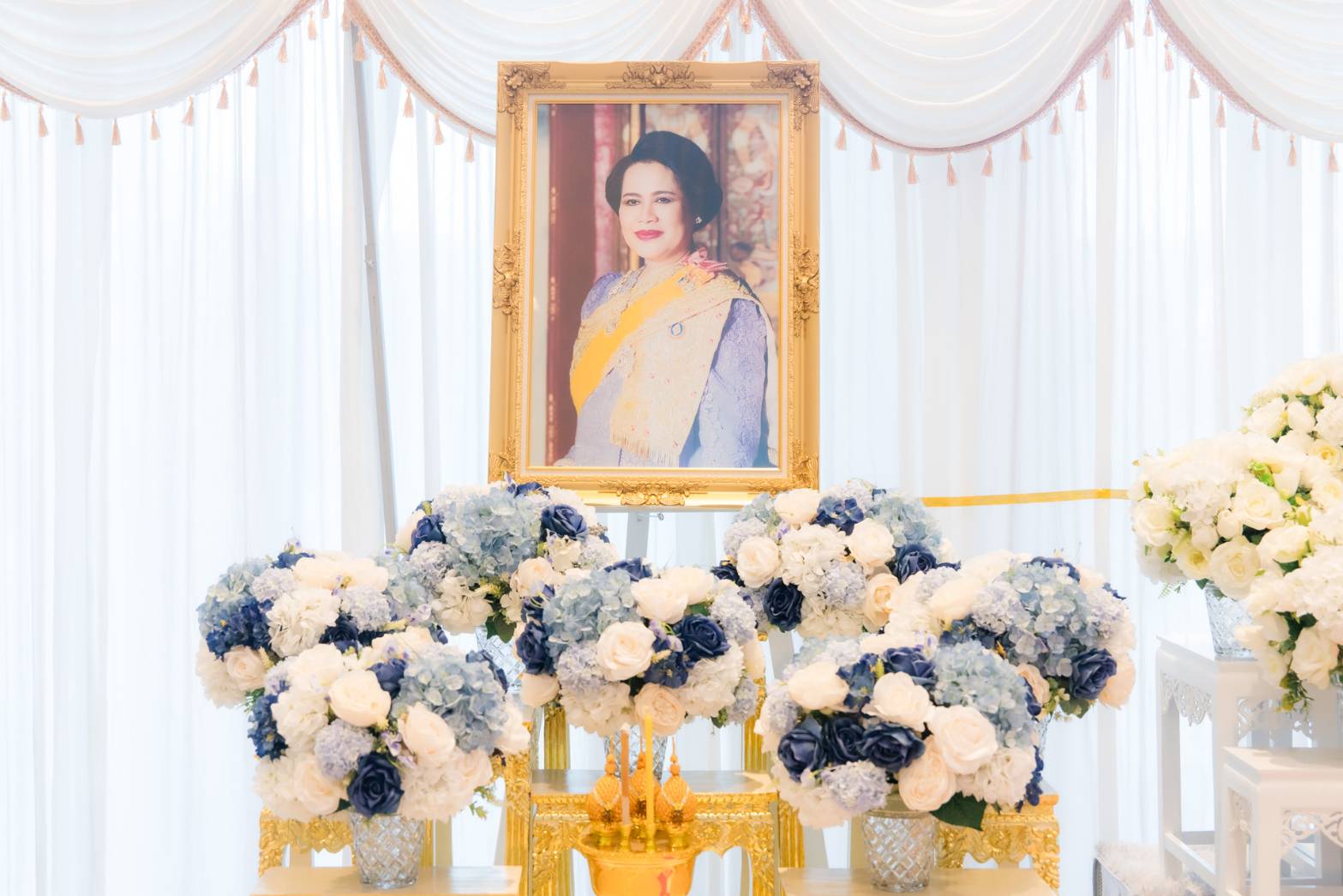 DE จัดพิธีสวดพระพุทธมนต์และทำบุญตักบาตร เพื่อถวายพระราชกุศล เนื่องในวันสวรรคตสมเด็จพระนางเจ้าสิริกิติ์ พระบรมราชินีนาถ พระบรมราชชนนีพันปีหลวง