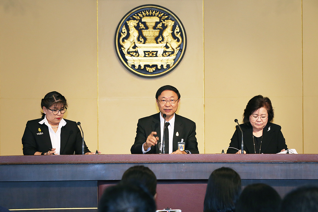  ดร.พิเชฐ ดุรงคเวโรจน์ รัฐมนตรีว่าการกระทรวงดิจิทัลเพื่อเศรษฐกิจและสังคม (ดีอี) แถลงข่าวร่วมกับ นางสาววิไลลักษณ์ ชุลีวัฒนกุล ปลัดกระทรวงดิจิทัลเพื่อเศรษฐกิจและสังคม และนางวรรณพร เทพหัสดิน ณ อยุธยา เลขาธิการสำนักงานคณะกรรมการดิจิทัลเพื่อเศรษฐกิจและสังคมแห่