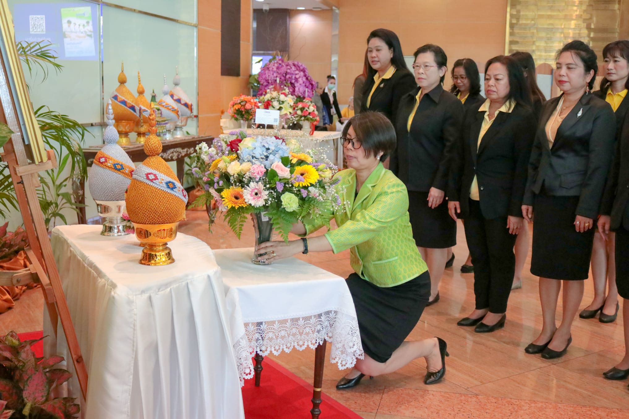 ลดช.พร้อมด้วยคณะผู้บริหาร และเจ้าหน้าที่ของ สดช. นำแจกันดอกไม้ไปถวายหน้าพระรูป สมเด็จพระเจ้าลูกเธอ เจ้าฟ้าจุฬาภรณวลัยลักษณ์ อัครราชกุมารี