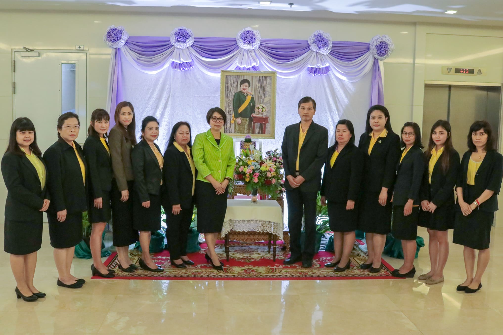 ลดช.พร้อมด้วยคณะผู้บริหาร และเจ้าหน้าที่ของ สดช. นำแจกันดอกไม้ไปถวายหน้าพระรูป พระเจ้าวรวงศ์เธอ พระองค์เจ้าโสมสวลี พระวรราชาทินัดดามาตุ