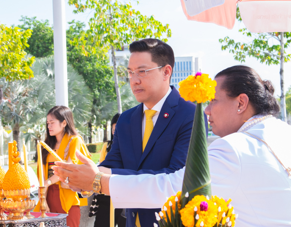 รมว.ดีอี เข้าสักการะ ‘ท้าวมหาพรหม’ ก่อนเริ่มงานวันแรก