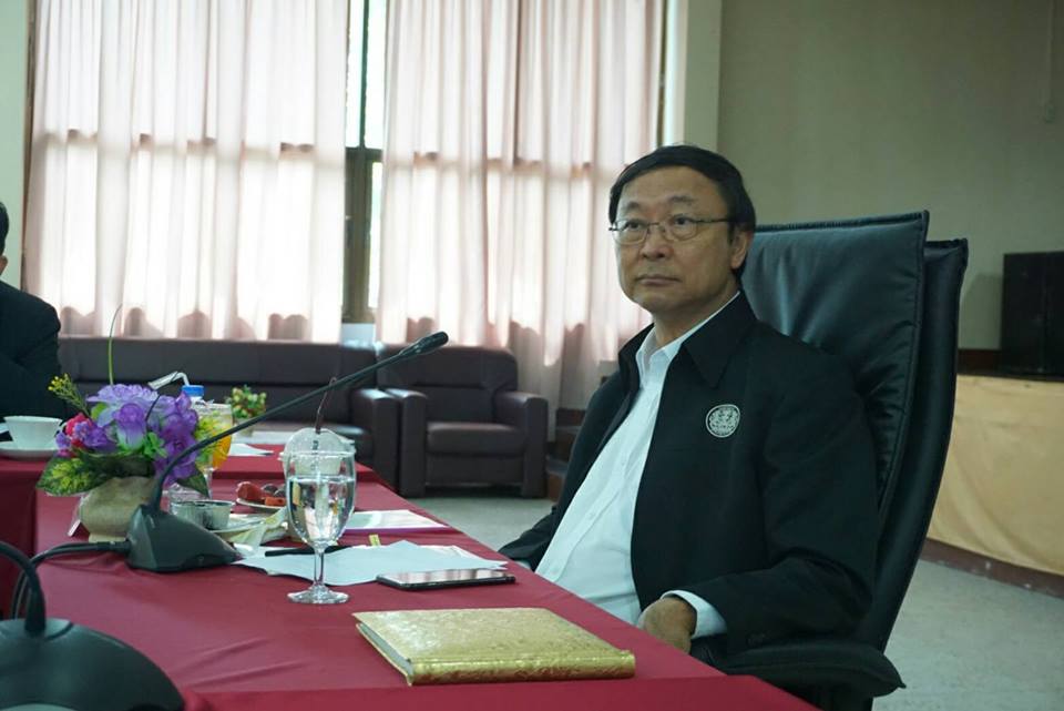 ดร.เอกรัฐ ปัญญาเทพ หัวหน้าผู้ประสานงานศูนย์การเรียนรู้ ICT ชุมชนในจังหวัดตาก เป็นผู้นำเสนอ และ ท่าน รมว. พิเชษฐ์ฯ เยี่ยมชมบูธผลงานสื่อการสอนภาษาพม่า 